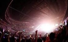歌手「あかん、ライブ中なのに歌詞飛んでもうた…せや！」