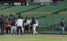 【悲報】ソフトバンク黒瀬健太、担架で運ばれる