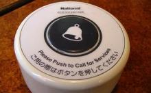 ファミレス店員ワイ、ベルを２回押す客にブチ切れかける