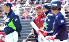 カープ菊池らヤクルト石井琢朗＆河田コーチに挨拶しまくる！笑顔で再会