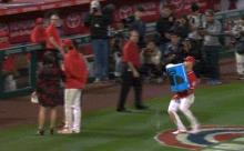 大谷翔平さん、ヒーローインタビューでチームメイトに氷水をぶっかけられるwwwwww