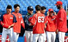 カープ選手とヤクルト河田コーチ『先生と生徒』みたいな輪ができる