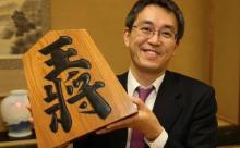 【悲報】羽生善治竜王(47)、名人戦第1局で昼食に３１００円のピザ・マルゲリータを注文してしまう 	