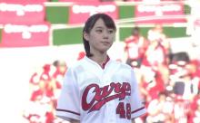 AKBメンバーさん、マツダスタジアム始球式で豪快カープ色パンチラを披露 	