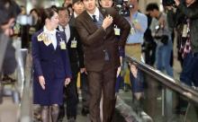 帰国した大谷翔平（193cm）の後ろにいる長身美女CA	