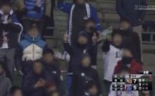 【悲報】西武ファン、中指を立てる・・・