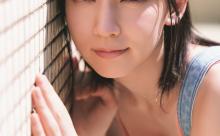 吉岡里帆、美デコルテ輝く 無邪気な“夏休み”を切り取る