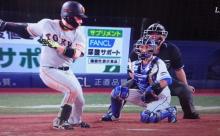 【GIF】巨人・丸、とんでもない打ち方でホームランを打つ