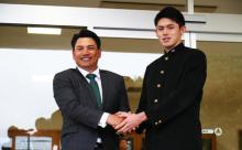 ロッテ井口監督、満面の笑みで佐々木朗希に挨拶「ロッテの一員として活躍したい」