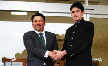 ロッテ井口監督、満遍の笑みで佐々木朗希に挨拶「ロッテの一員として活躍したい」 	