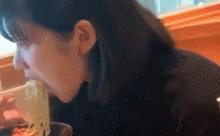 【画像】女さん、空腹のあまりとんでもないラーメンの食い方をする