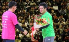 楽天則本が号泣、移籍嶋への送辞で感極まり抱き合う