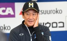 日ハム・栗山英樹監督、小学生に投げ方をレクチャーするため自ら「的」になる