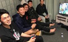 画像　ロッテ佐々木朗希、チームメイトとSwitchを楽しむ