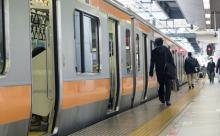 【悲報】満員電車対処法がこちら。なんで文句言ってる奴はこれやらないの？