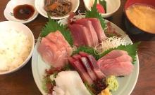 【画像】なんJ民、このレベルのお刺身定食を食べたことがないため相場が分からない