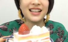 【悲報】広瀬すずさん、ケーキのフィルムに付いたクリームをペロペロしてしまう