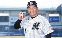 井口監督と審判、仲直りのキスをする