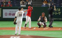 【悲報】球審さん、試合中に記念撮影してしまう