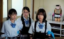『ガールガンレディ』第4話、小春(白石聖)が松子(石井杏奈)と他のプレイヤーにガールガンファイトで殺し合いをしないと提案するもコマンダーのアリス(大原優乃)が異様な雰囲気に気付く