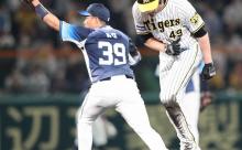 西武守備陣が「レフトゴロ」完成　珍プレーに甲子園騒然