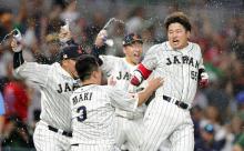侍ジャパンの優勝に落合博満氏も興奮　バンザイしながら「お～！やった～！」と歓喜　