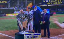 【画像】WBC授賞式に現れた謎の大男、無事特定される