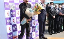 【WBC】栗山監督が栗山町役場に凱旋　ジャージーと長靴姿で軽トラ運転し登場「ただいま帰りました」　町民200人以上が出迎え