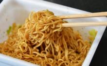 焼きそば星人「この星で一番うまいカップ焼きそばを持って来い。まずければ滅ぼす」ワイ「むむむ」