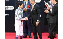 【競馬】イチロー氏がジャパンCの表彰式に登場！「アスリートとして感銘を受けました」　武豊との超豪華2ショットに競馬ファン歓喜
