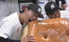 画像　ロッテドラ２宮崎さん、でかいパイの実にがっつく