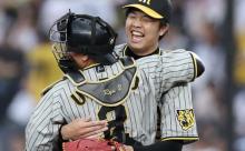 【阪神】美しいお辞儀で謝る才木浩人投手