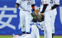【ヤクルト】ヤクルト長岡さん、右膝を痛めて途中交代　高津「なんともいえない」