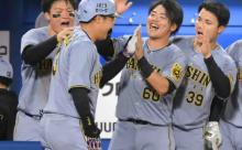 阪神　近本光司に「かわいい」の声続出　今季１号決勝弾の大山を手荒くなでなで「２人のやりとりが尊い」「大山さん可愛すぎる」