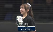 【画像】めっちゃ可愛い西武ファンがノーバン始球式！