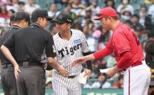 カープ新井監督、今日も阪神藤川監督と〝視線合わせず〟メンバー表交換←異様な雰囲気に両ファン困惑…