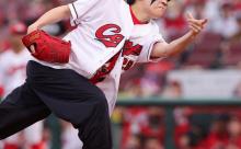 カープ鈴木福、美麗アンダースローで始球式！鈴木健矢の現ドラ移籍に「鈴木繋がりに縁を感じた。95点ぐらい」