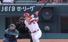 カープドラ1佐々木泰、プロ初ヒットは2塁打！ヤクルト小川泰弘から記念打！塁上で笑顔＆感極まる表情