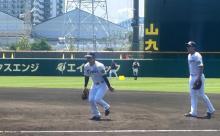 阪神　前川が一塁挑戦　残留練習でファーストミットを手にノック受ける