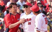 カープドラ1佐々木泰、打球が顔面直撃で負傷交代も病院に行く予定なし。新井監督は満塁のチャンスで代打出さず「経験してもらいたい」