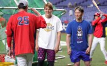西川龍馬、カープ選手との再会を楽しむ！山岡泰輔の挨拶時に「実家のようにくつろぐ動画」が人気ｗｗｗ