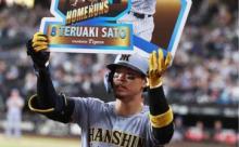 阪神・佐藤輝が通算100号達成！　右翼手が一歩も動かない完璧アーチで節目を飾る