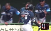 西武・仲三河優太、試合後に祝福される