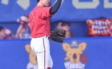 カープ上本崇司、超ジャンピングキャッチ！フェンスを恐れないファインプレーに解説GG佐藤「レフトの守備が上手くて羨ましい」