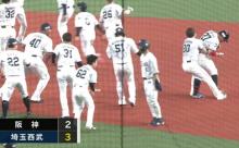 【悲報】外崎修汰さん、サヨナラ後に壊れる