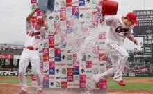 カープ坂倉将吾×中村奨成（元捕手のライバル）がヒーローインタビューで水かけ！小園＆末包が仕掛け人