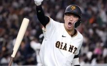 【悲報】坂本勇人さん、内野手全員が集まってるのに一人だけサードで腕組んでて草