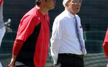 カープ松田オーナーが新井監督を激励。シーズン中では異例。巨人長野も駆け寄る
