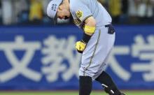阪神　佐藤輝明が勝ち越しの適時二塁打！低めの変化球を右手一本で右越えへ　神宮に響いた盛大な「テル」コール