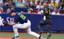 阪神　近本光司が今季初の途中交代　六回表の守備からベンチに退く　直前の打席では一塁へ全力疾走も